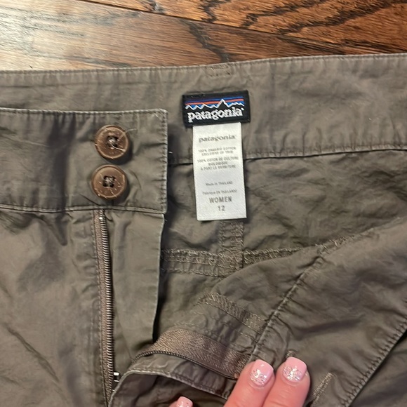 Patagonia women’s brown size 12 cargo shorts longer with pockets, great cons - Picture 3 of 5